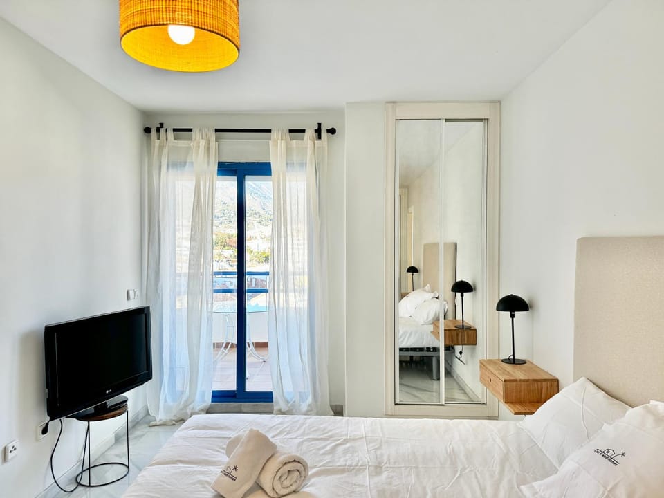 Bed, Photo of the whole room, towels
