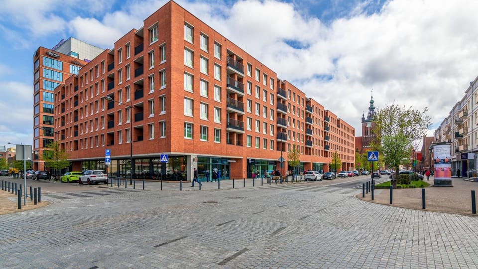 Property building, Day, Neighbourhood, City view, Street view, Location, Parking