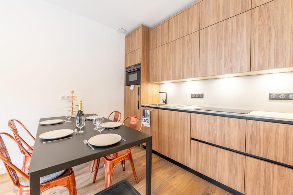 Kitchen or kitchenette, Dining area