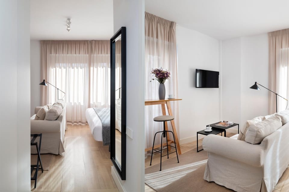 Bed, TV and multimedia, Photo of the whole room, Seating area, Bedroom, hair dresser