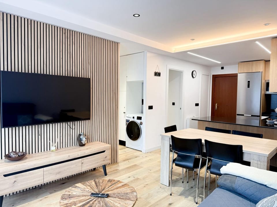 Communal lounge/ TV room, TV and multimedia, Living room, Dining area