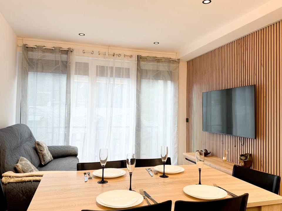 Communal lounge/ TV room, TV and multimedia, Living room, Dining area