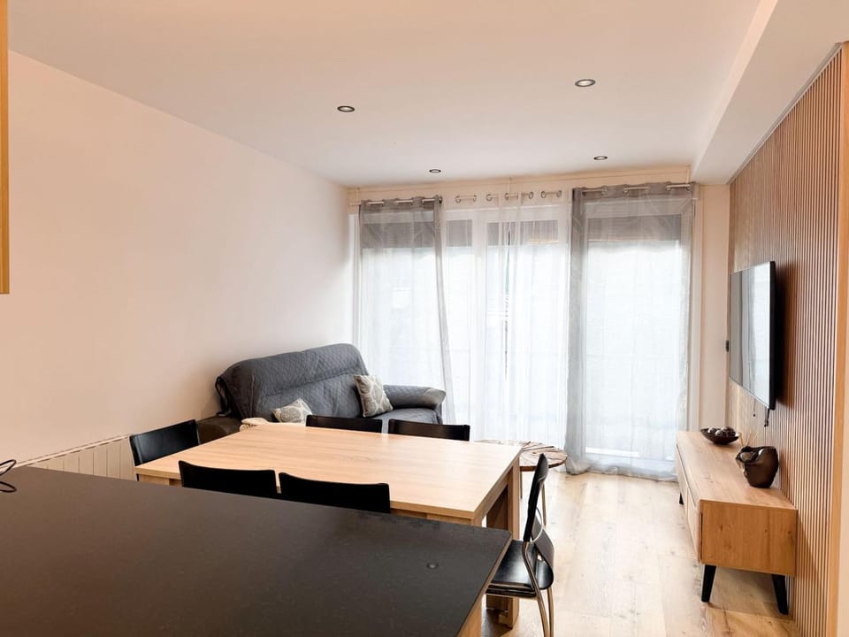 Communal lounge/ TV room, TV and multimedia, Living room, Dining area