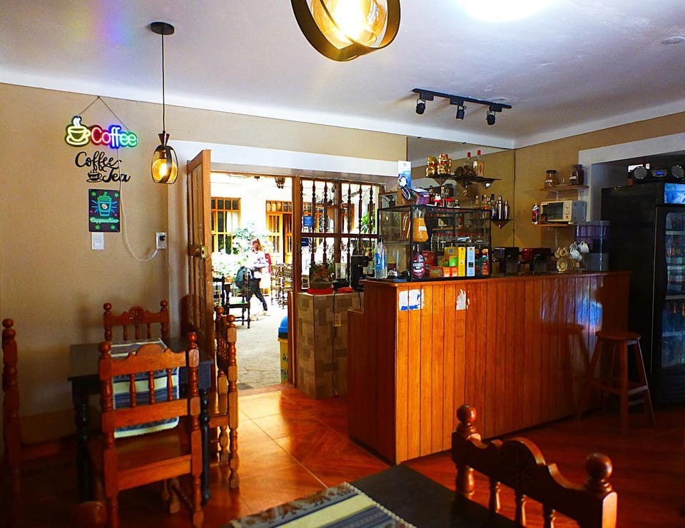 Restaurant/places to eat, Coffee/tea facilities, Food and drinks