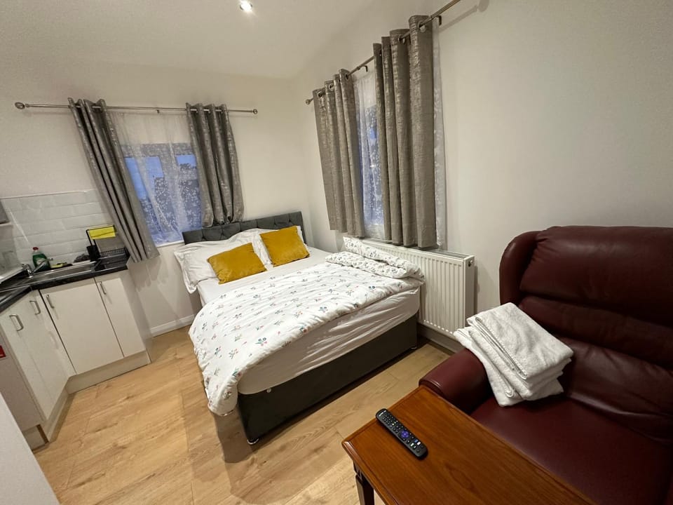 Ensuite Luxury 1st Studio Flat With full Private Toilet And Shower With its Own Kitchenette A Fully Equipped Independent Studio Flat Apartment in Bromley