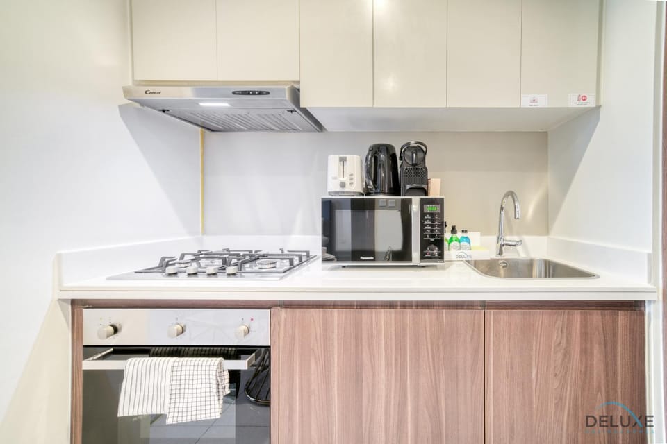 Kitchen or kitchenette, minibar, stove, toaster