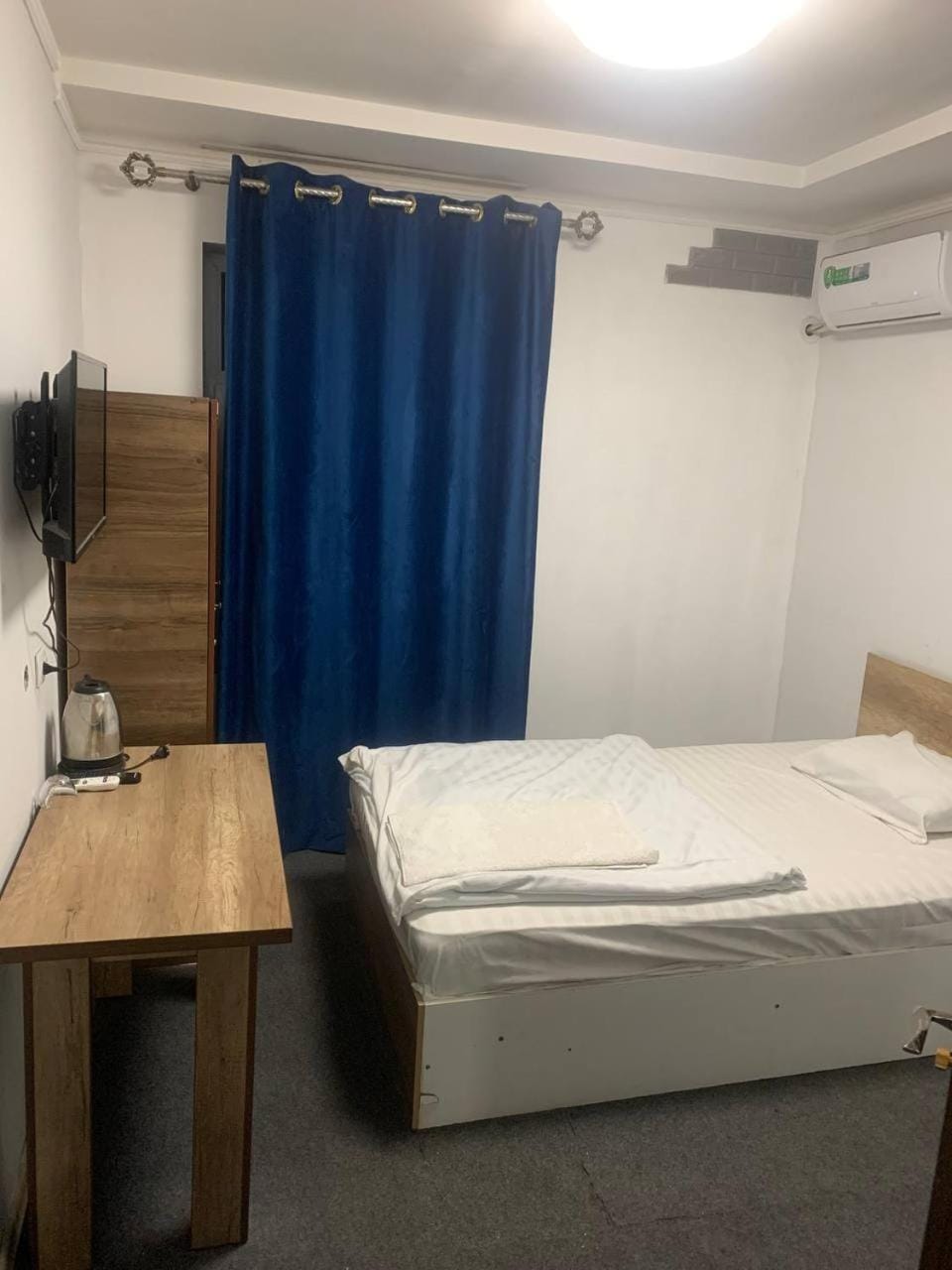 Bed, TV and multimedia, Photo of the whole room, Bedroom, hair dresser, air conditioner