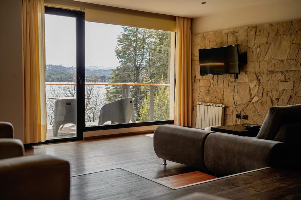 Living room, Lake view