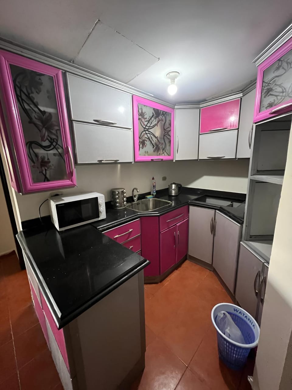 Kitchen or kitchenette, minibar, stove