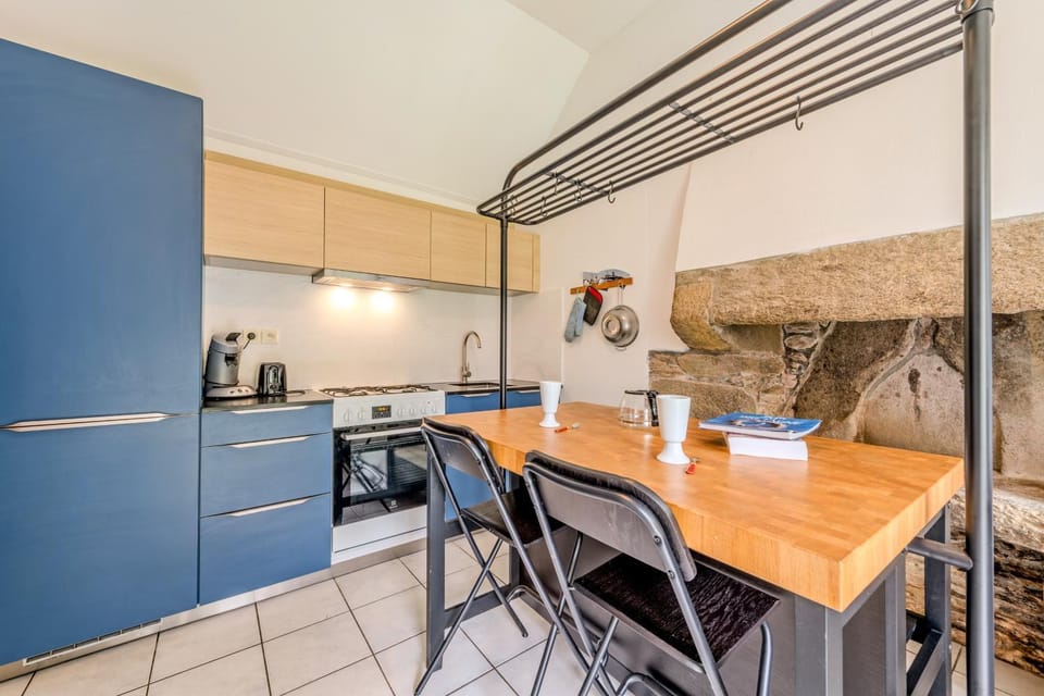 Property building, Kitchen or kitchenette, Living room