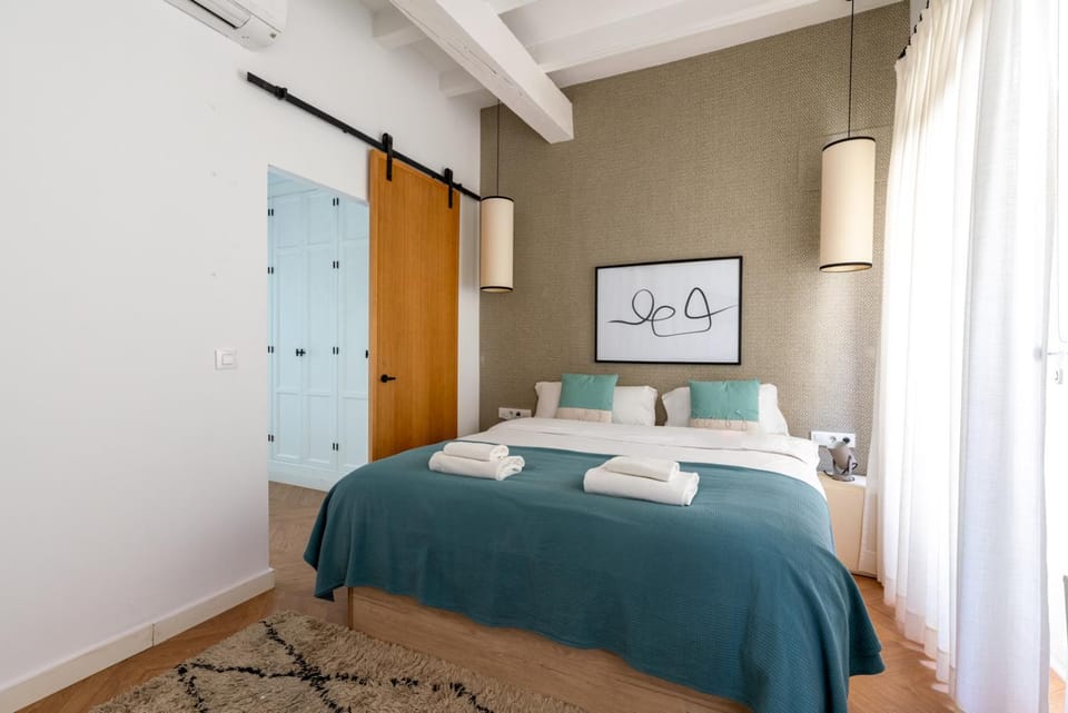 Bed, Photo of the whole room, Bedroom, towels