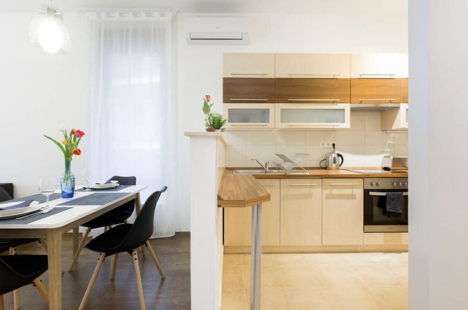 Dining area, pet friendly