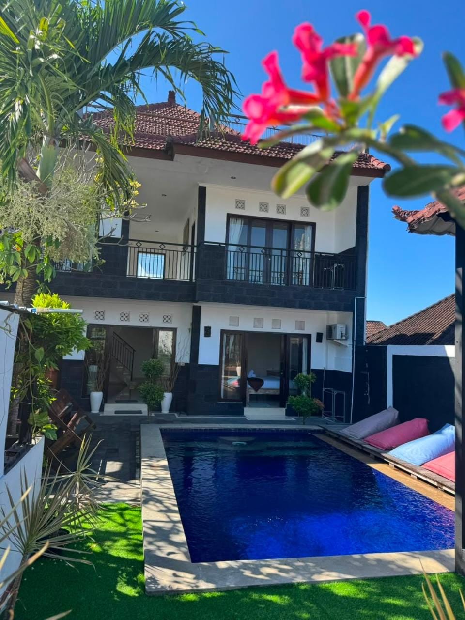 Property building, Garden, Garden view, Pool view, Swimming pool, sunbed