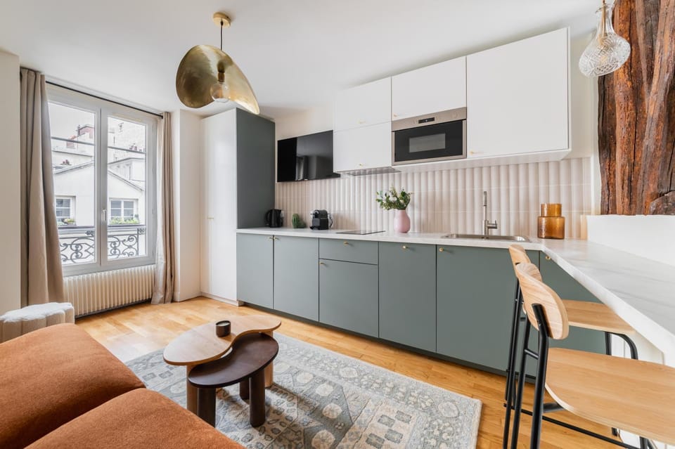 Kitchen or kitchenette, Dining area, minibar, stove