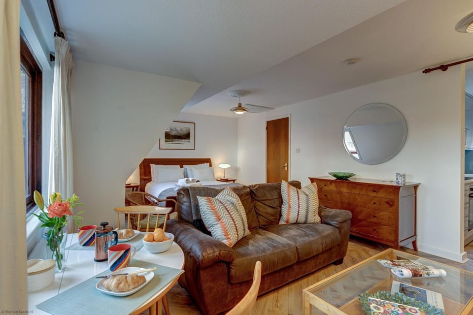 Bed, Living room, Photo of the whole room, Seating area, Bedroom