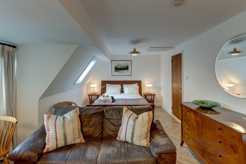 Bed, Living room, Photo of the whole room, Seating area, Bedroom