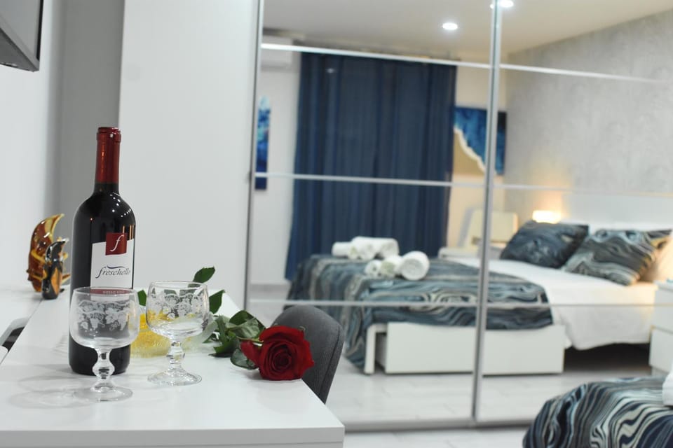 Bed, TV and multimedia, Photo of the whole room, Bedroom