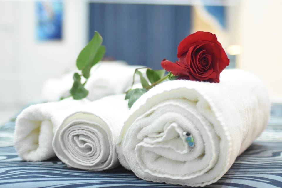 Bed, Photo of the whole room, Bedroom, towels