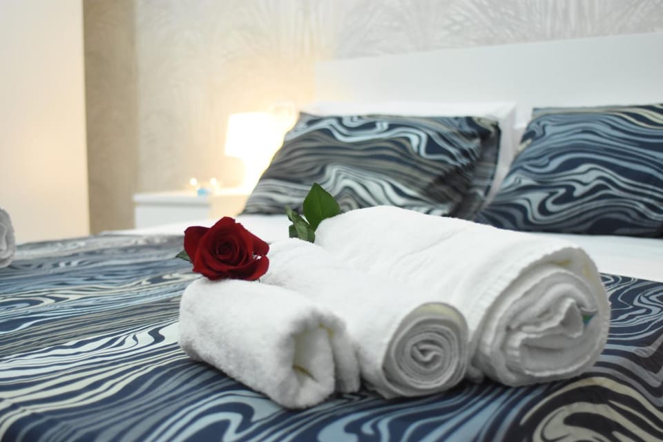 Bed, Photo of the whole room, Bedroom, towels