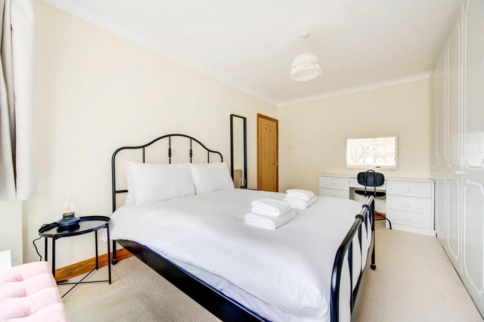 GuestReady - Big 4BR by Horsenden Hill Park House in Wembley