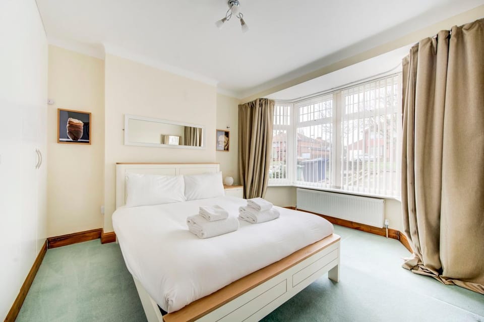 GuestReady - Big 4BR by Horsenden Hill Park House in Wembley