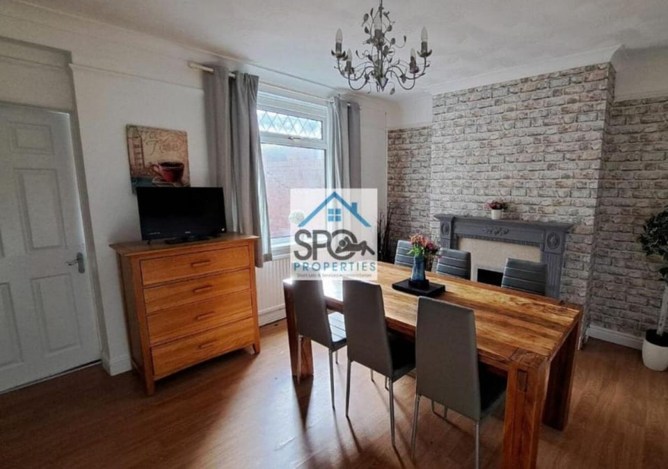 TV and multimedia, Seating area, Dining area