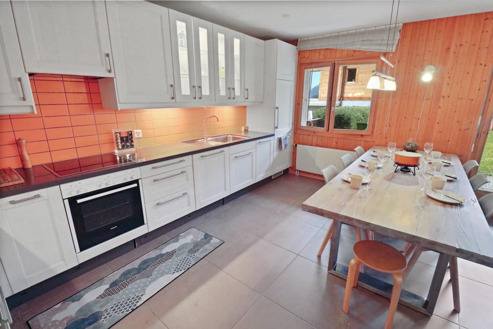 Kitchen or kitchenette, Dining area