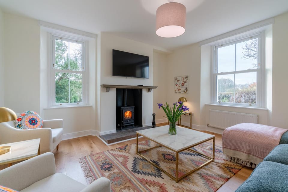TV and multimedia, Living room, Seating area, flat iron