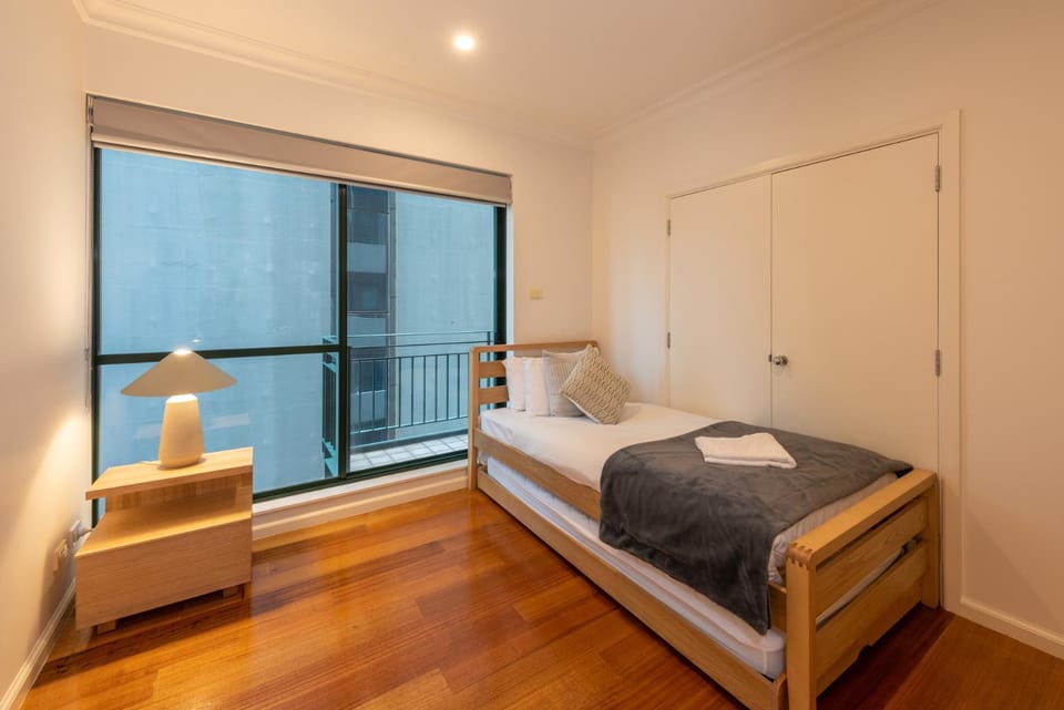 Spacious 3-bed Unit in Melbourne CBD w Pool & Gym Apartment in Melbourne
