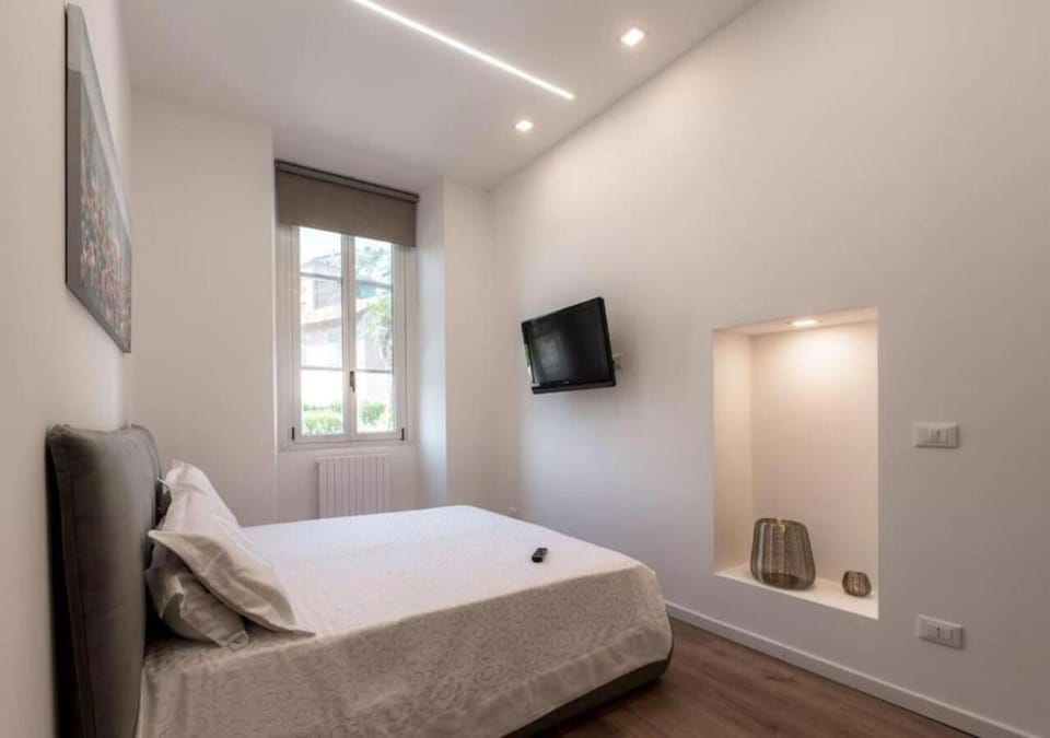 Bed, TV and multimedia, Photo of the whole room, Bedroom