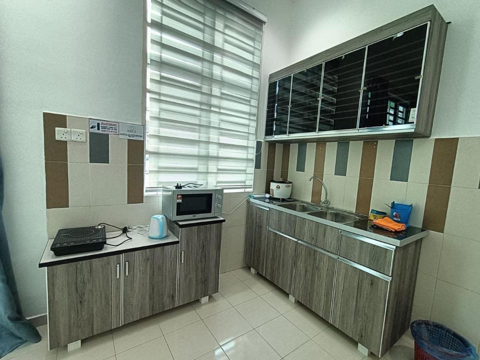 Kitchen or kitchenette, minibar, stove