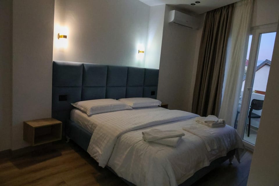 Property building, Bed, Photo of the whole room, Bedroom, towels