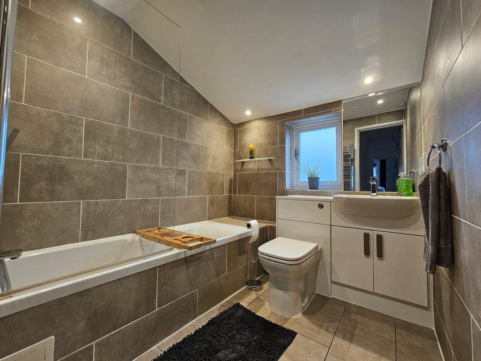 Toilet, Property building, Bathroom, Bath, internet, internet