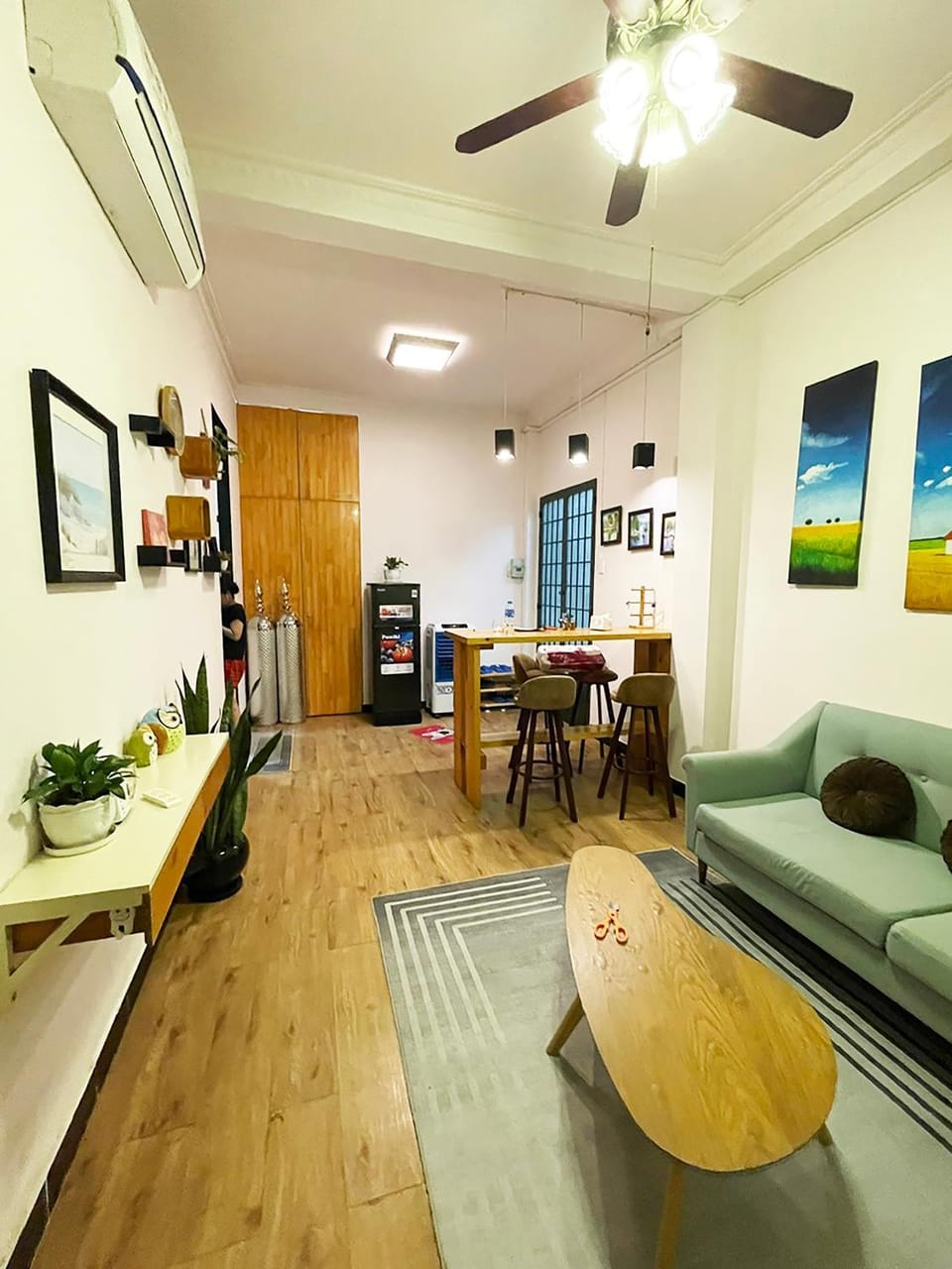 TV and multimedia, Living room, Seating area, Dining area, fireplace, oven, air conditioner