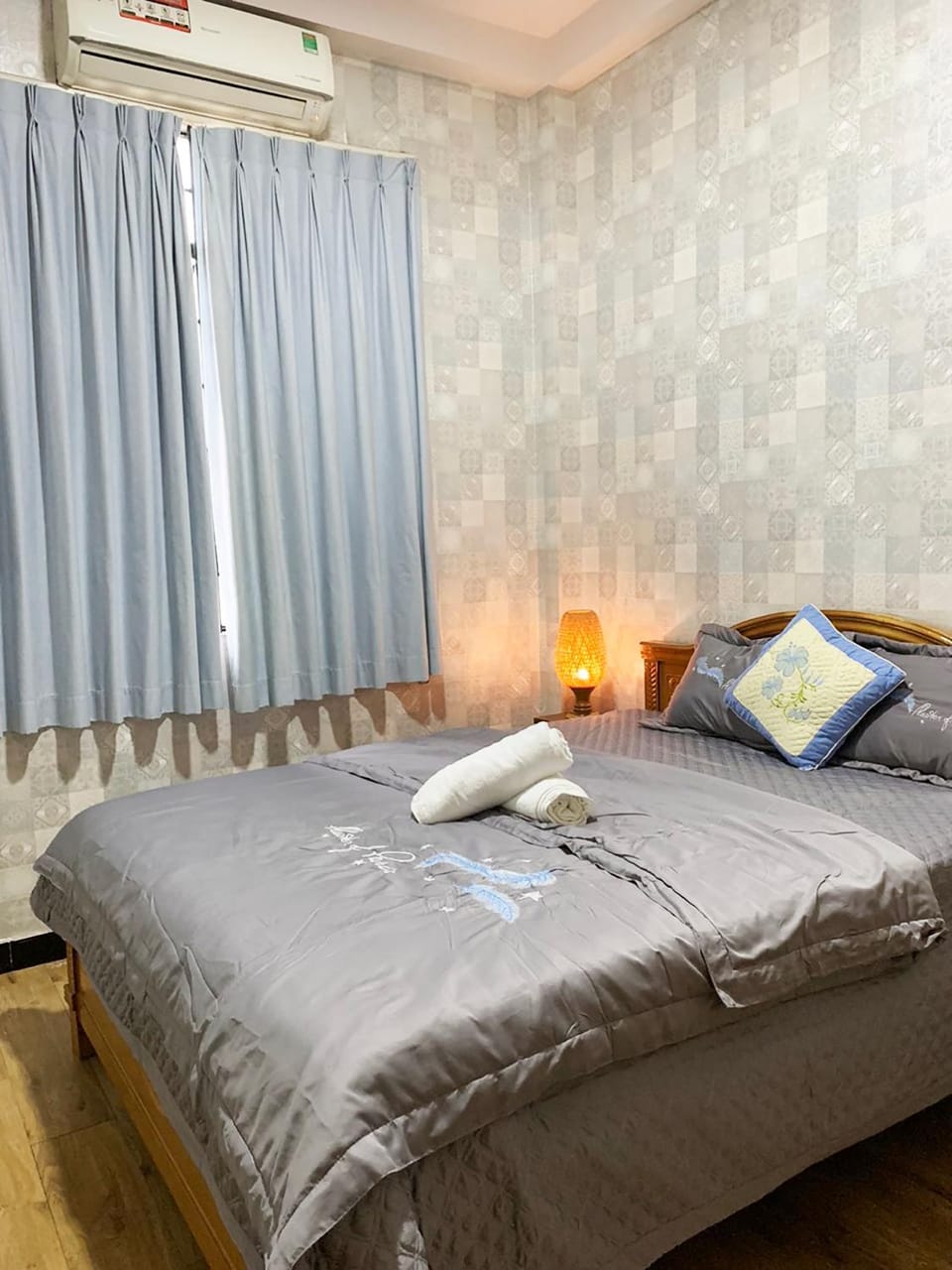 Bed, Bedroom, towels, air conditioner