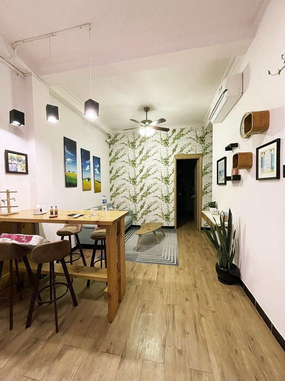 Living room, Seating area, Dining area
