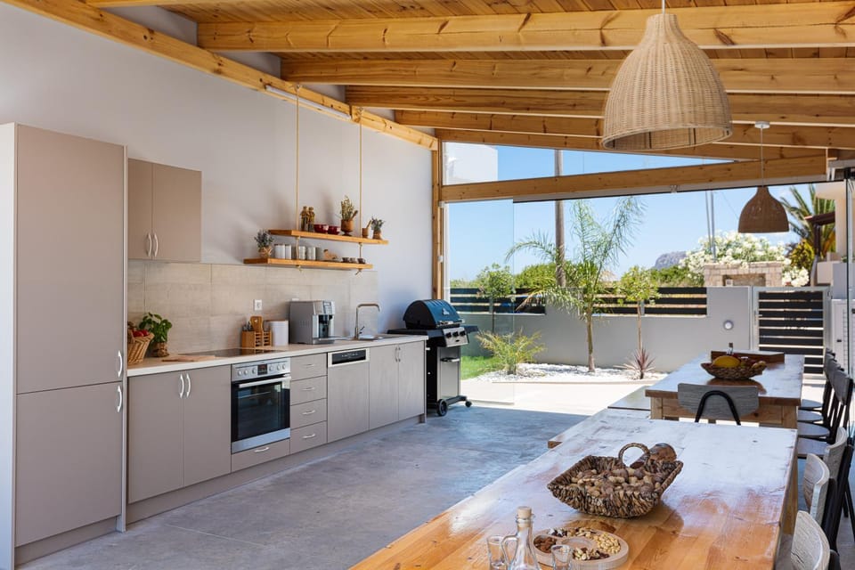 BBQ facilities, Kitchen or kitchenette, Dining area, stove