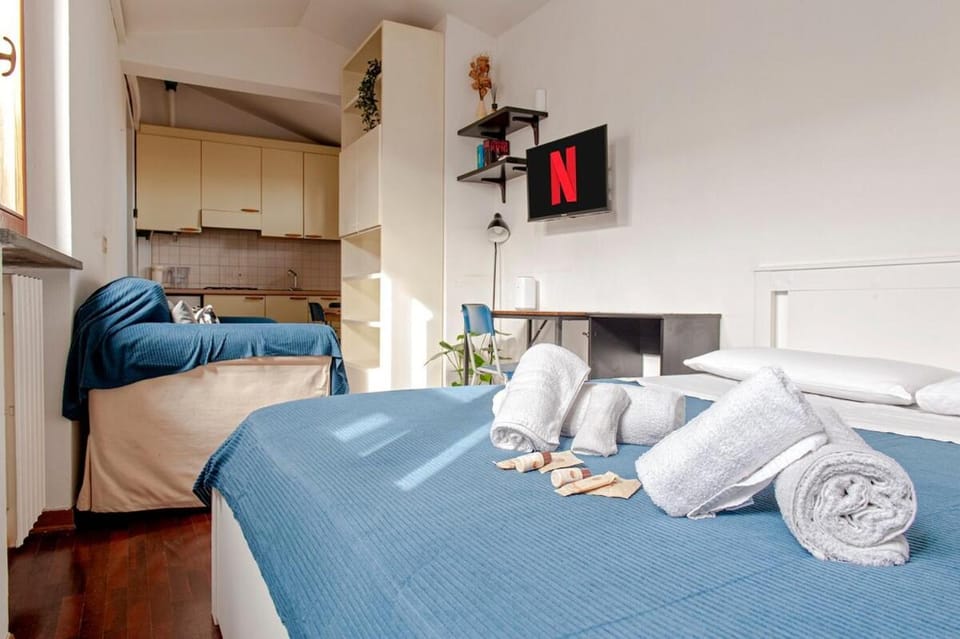 Bed, TV and multimedia, Photo of the whole room, Bedroom, towels