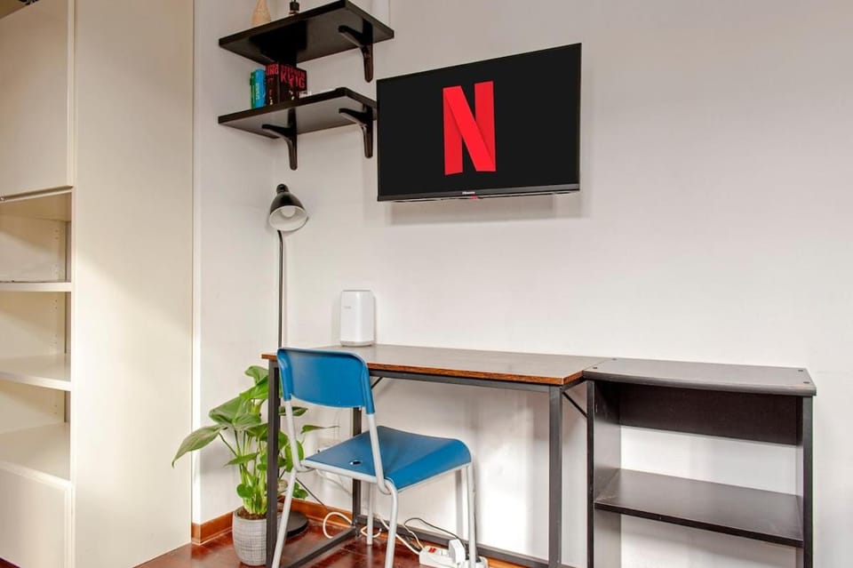 TV and multimedia, Living room, Seating area, Evening entertainment