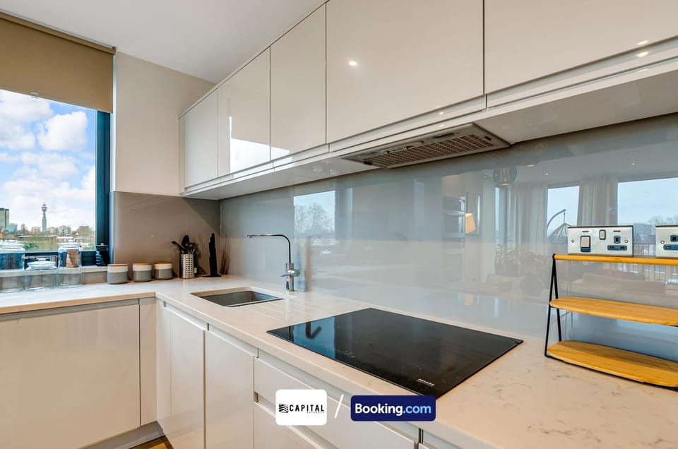 Kitchen or kitchenette, dishwasher, stove