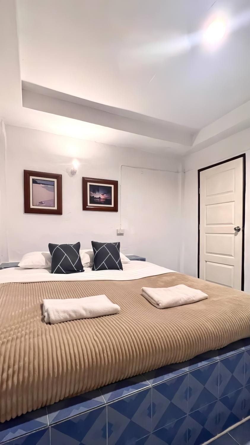 Bed, Photo of the whole room, Bedroom, towels