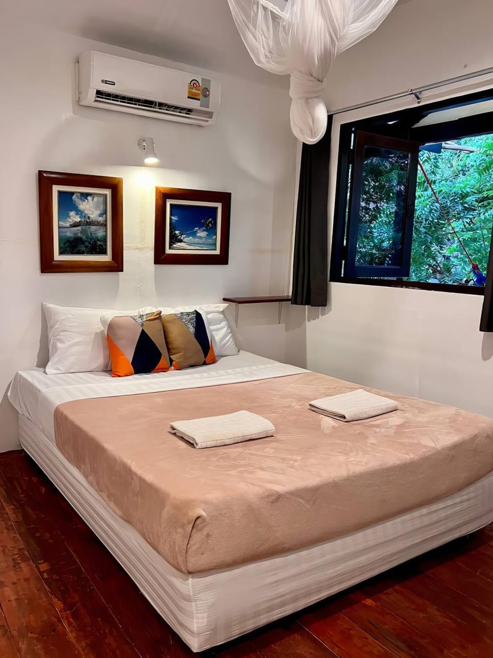 Bed, Photo of the whole room, Bedroom, air conditioner