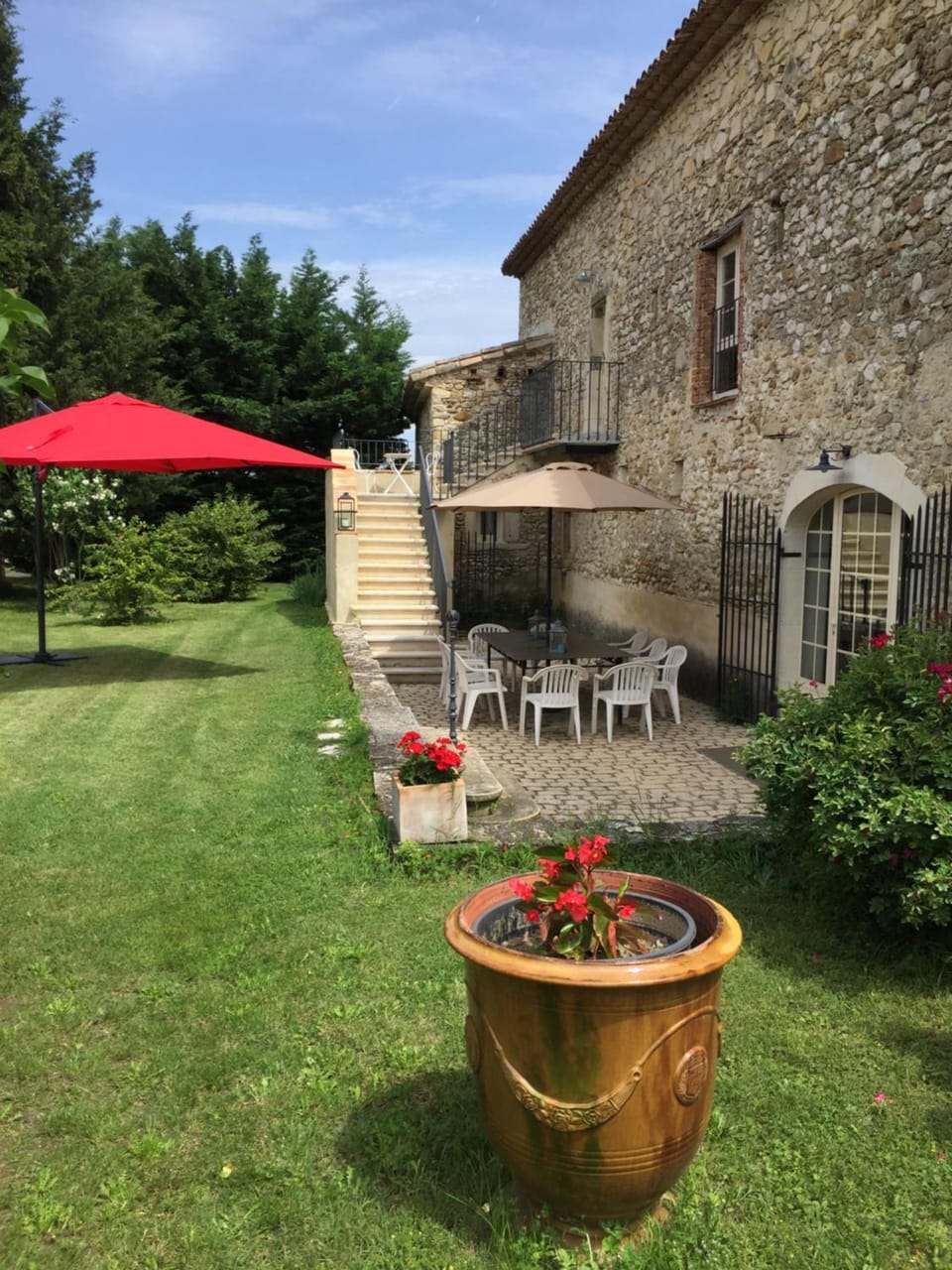 Property building, Patio, Spring, Day, Garden, Dining area, Garden view