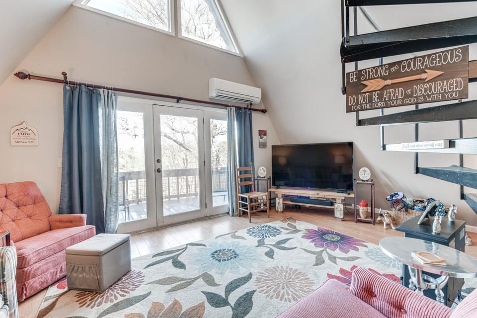 Charming Franklin Cabin with Deck: Stunning Views! Cabin in North Carolina