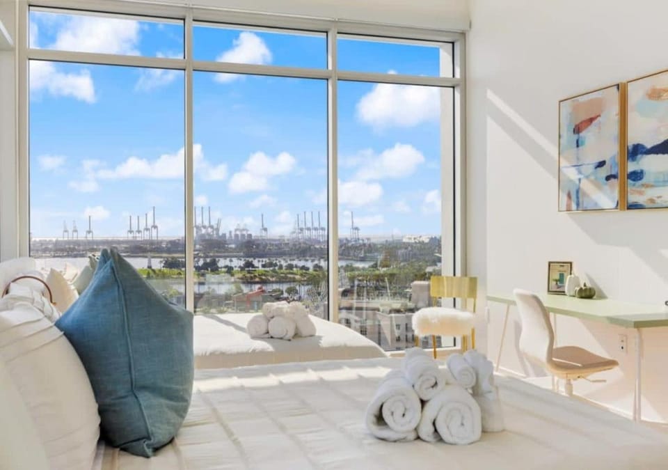 Bed, View (from property/room), Decorative detail, Seating area, Bedroom
