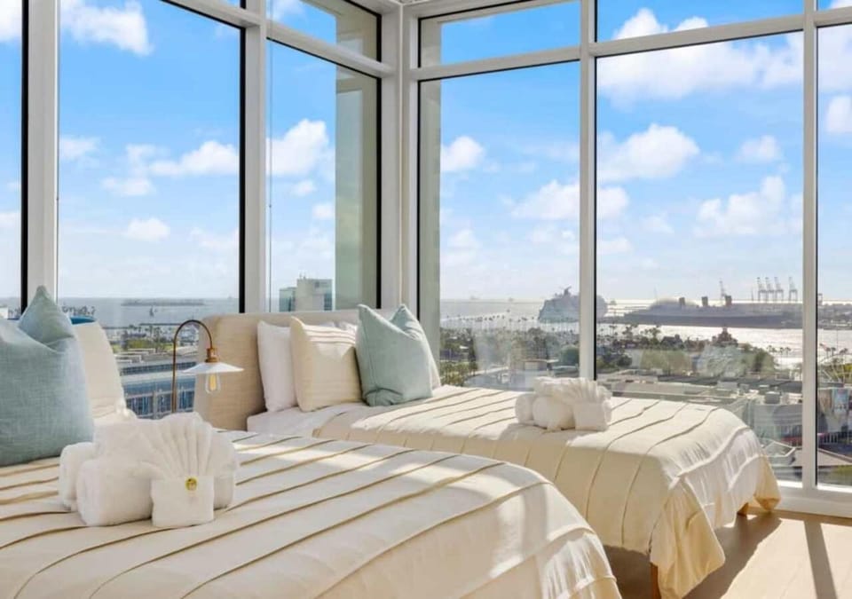 Bed, Day, View (from property/room), Bedroom