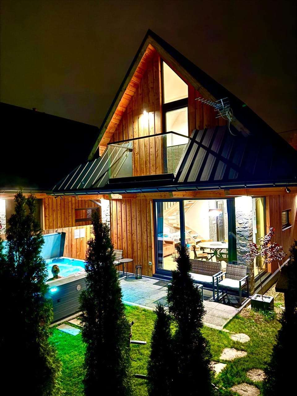Property building, Patio, Night, Natural landscape, Garden, Hot Tub, Hot Tub, Garden view, sunbed