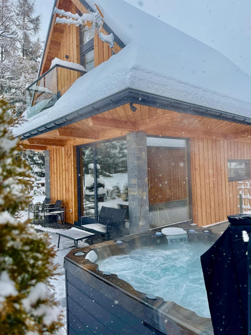 Property building, Day, Natural landscape, Winter, Hot Tub, Hot Tub, sunbed