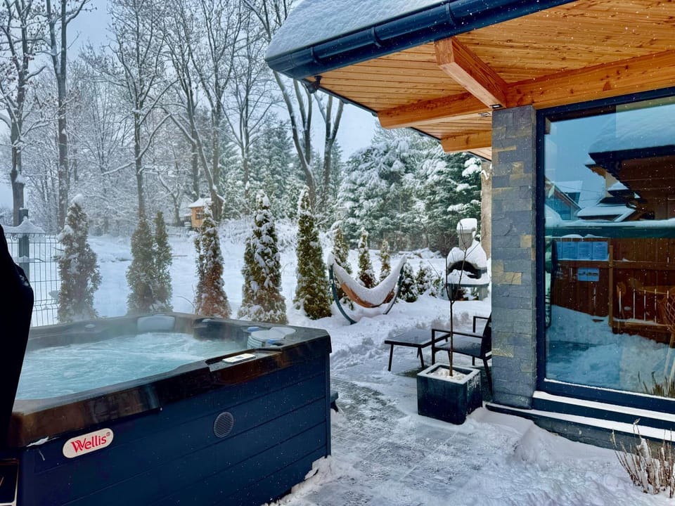 Patio, Day, Natural landscape, Winter, BBQ facilities, Evening entertainment