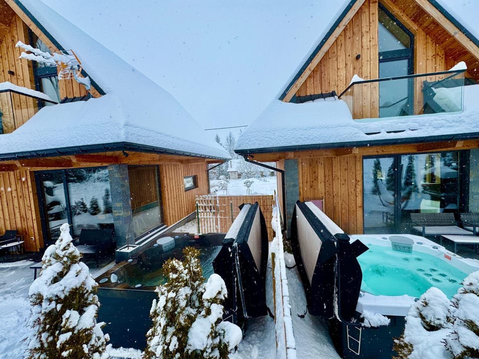 Property building, Day, Natural landscape, Winter, Hot Tub, Hot Tub